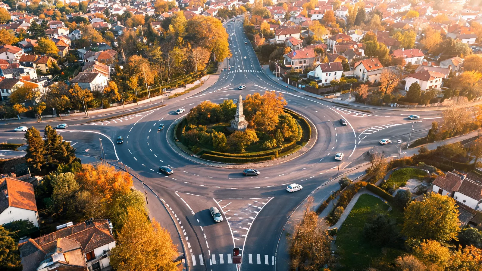 Vue aerienne d un grand rond-point français avec plusieurs voies et trace de tourne-a-gauche
